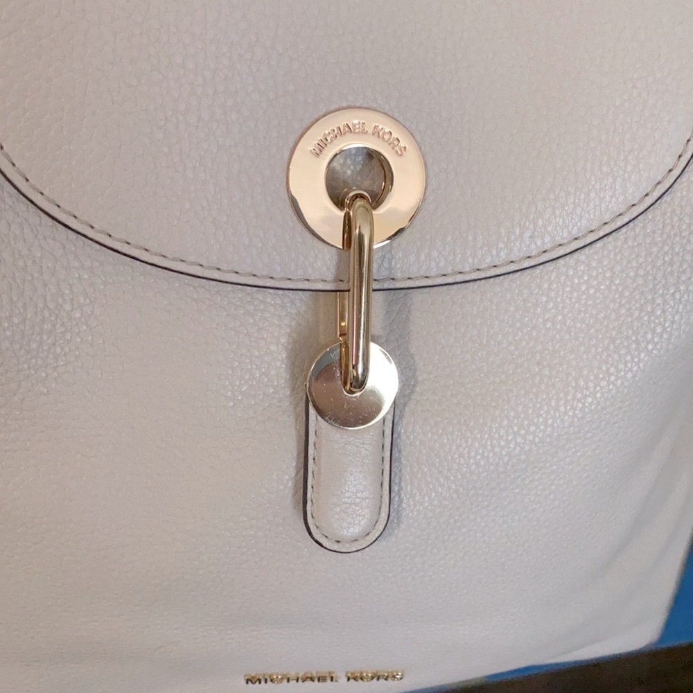 🔥VERY EUC- Authentic Michael Kors Raven Medium Backpack with dust bag🔥 - Picture 3 of 17
